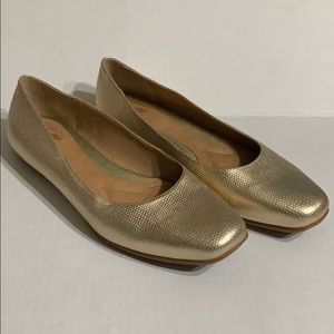 Nurture Gold Flats Size 8 M